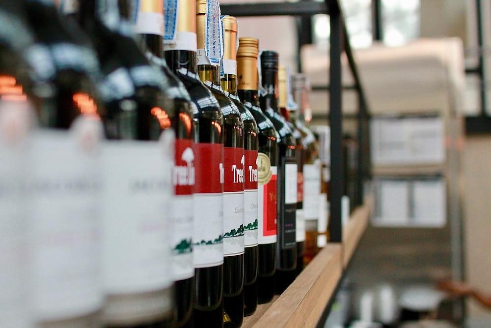 Dusit Suites Hotel Ratchadamri, Бангкок Екстер'єр фото Wine bottles
