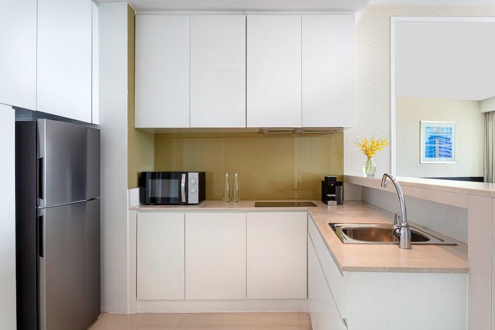Dusit Suites Hotel Ratchadamri, Бангкок Екстер'єр фото A typical kitchen in a serviced apartment