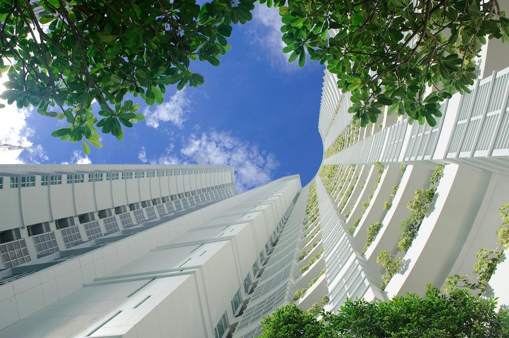 Dusit Suites Hotel Ratchadamri, Бангкок Екстер'єр фото The vertical green wall at the National University of Singapore