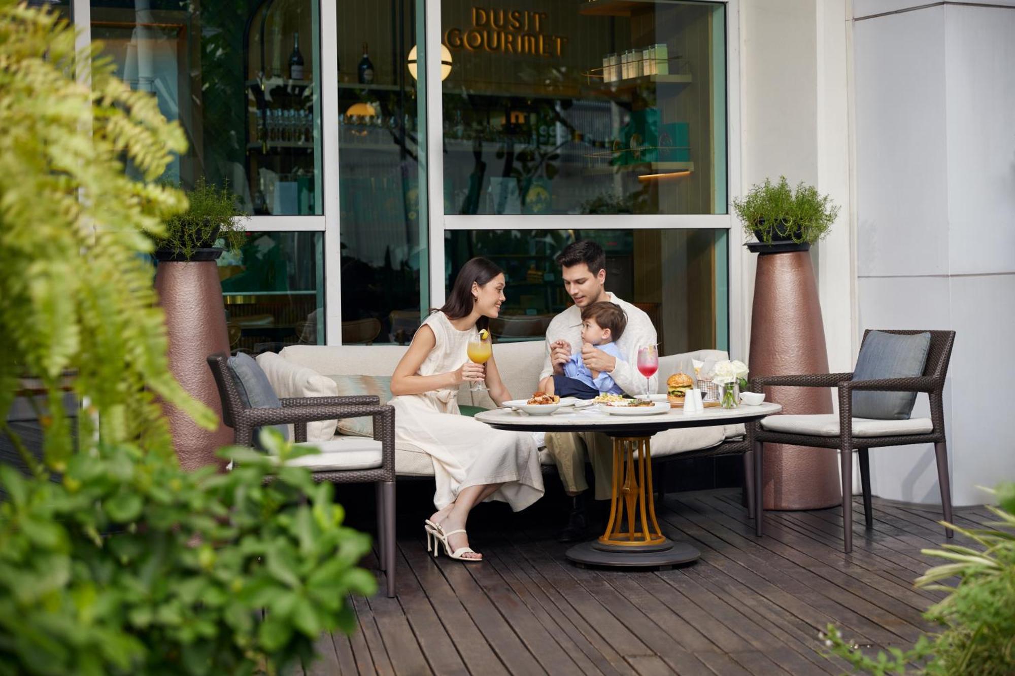 Dusit Suites Hotel Ratchadamri, Бангкок Екстер'єр фото Family at the pool deck