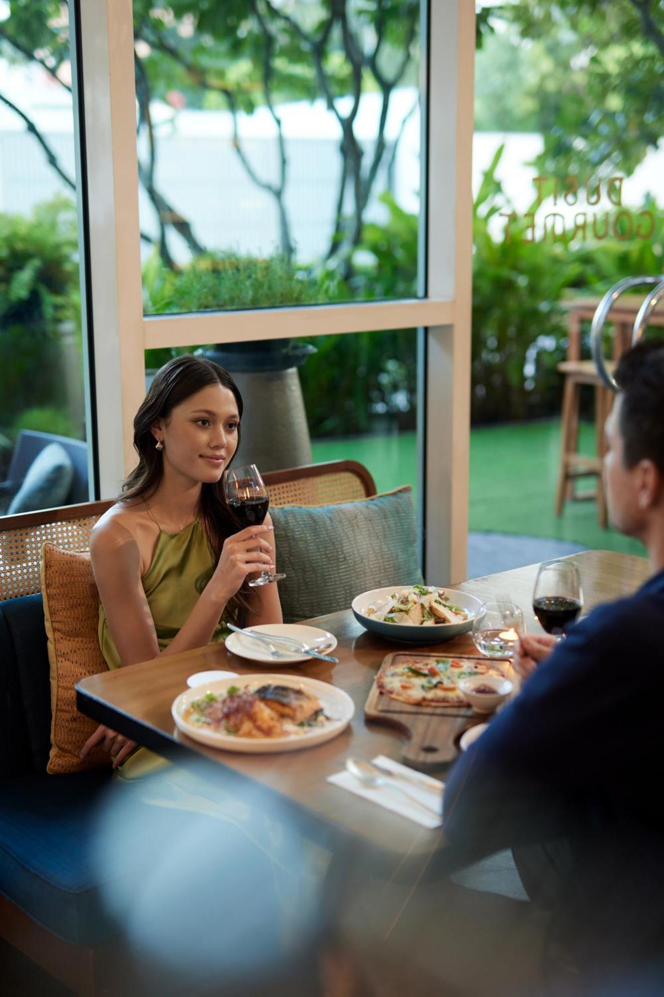 Dusit Suites Hotel Ratchadamri, Бангкок Екстер'єр фото A woman drinking wine