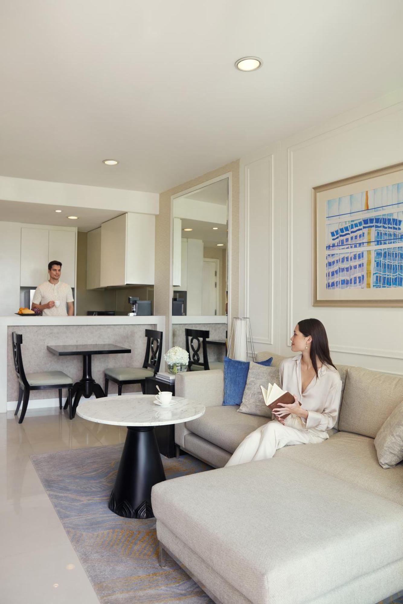 Dusit Suites Hotel Ratchadamri, Бангкок Екстер'єр фото A living room at The Ritz-Carlton, DIFC