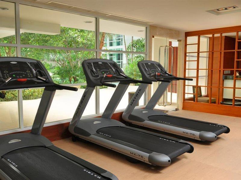 Dusit Suites Hotel Ratchadamri, Бангкок Екстер'єр фото Treadmills in a gym